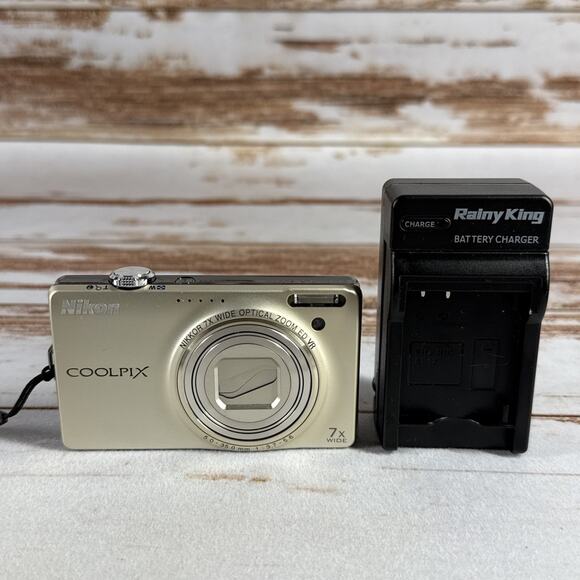 Nikon COOLPIX S6000 14.2MP Digital Camera - Gold Parts And Repair Won’t Power On - Picture 1 of 6
